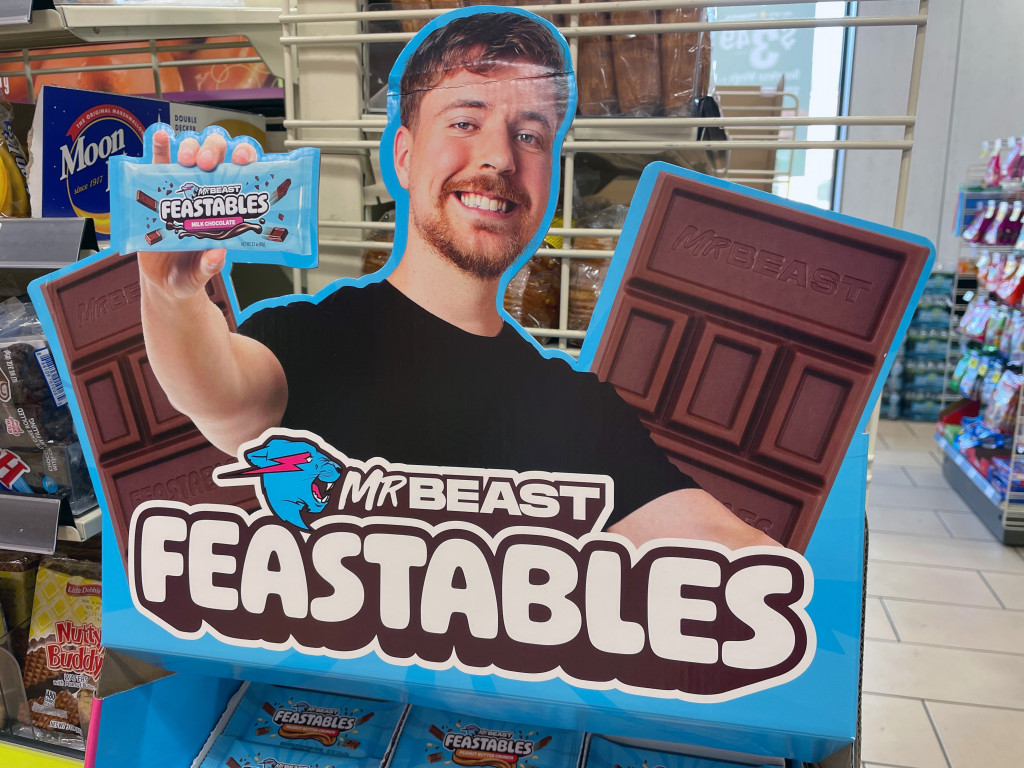 Imagem de MrBeast mostrando sua empresa Feastables