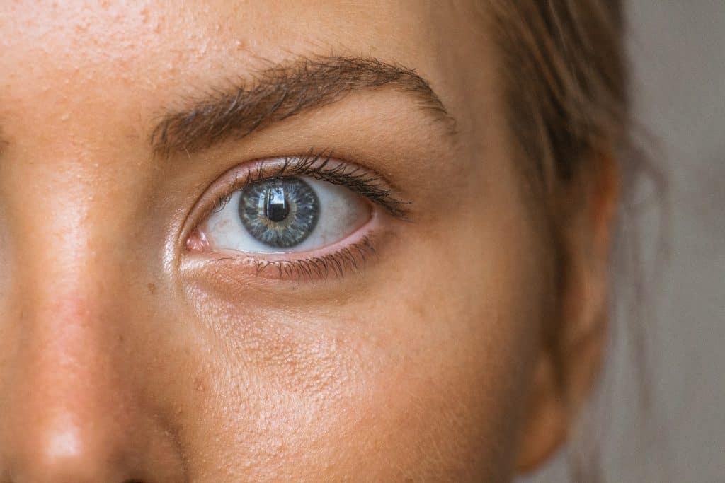 mulher com os olhos abertos