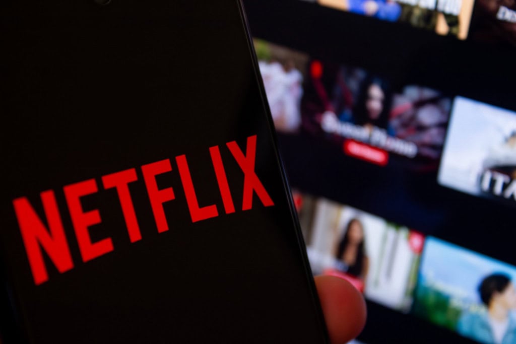 Logo da Netflix na tela de um smartphone