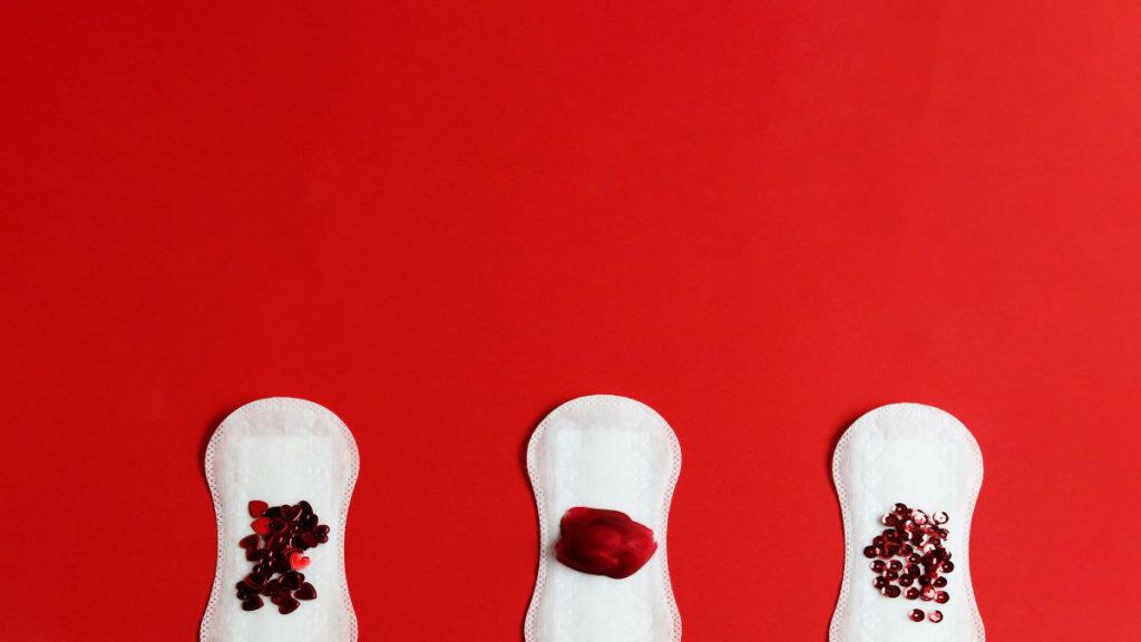 imagem com três absorventes e quantidade de menstruação