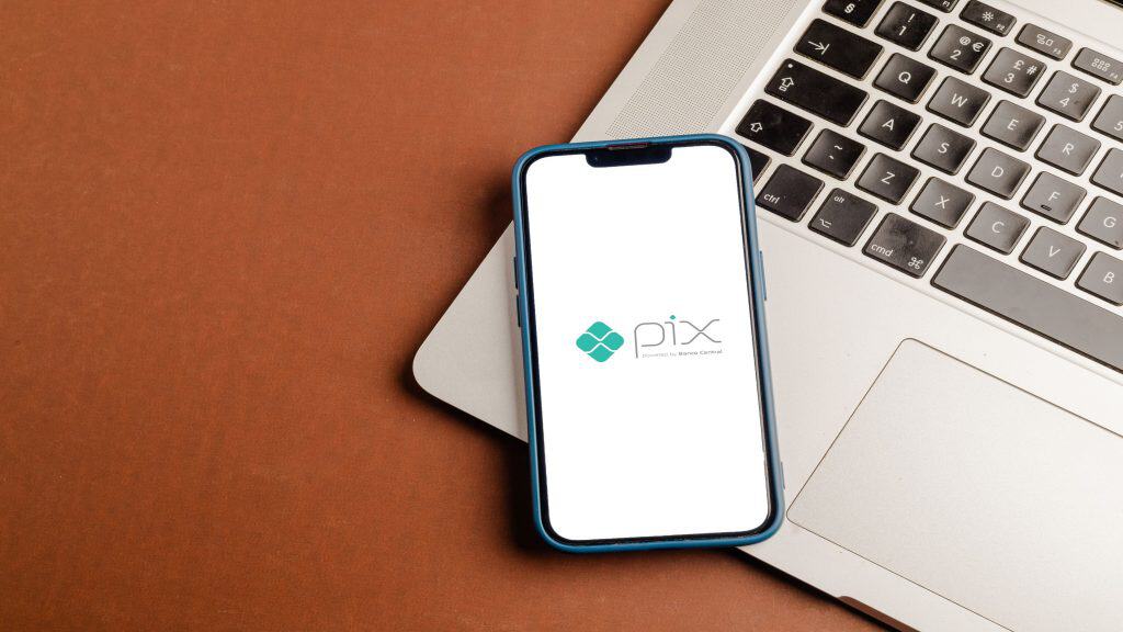 Logotipo do aplicativo Pix na tela do smartphone