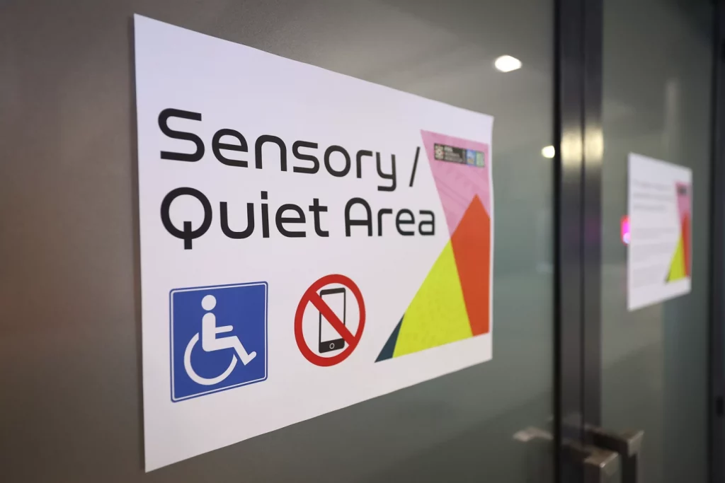 Placa de aviso sobre a área sensorial