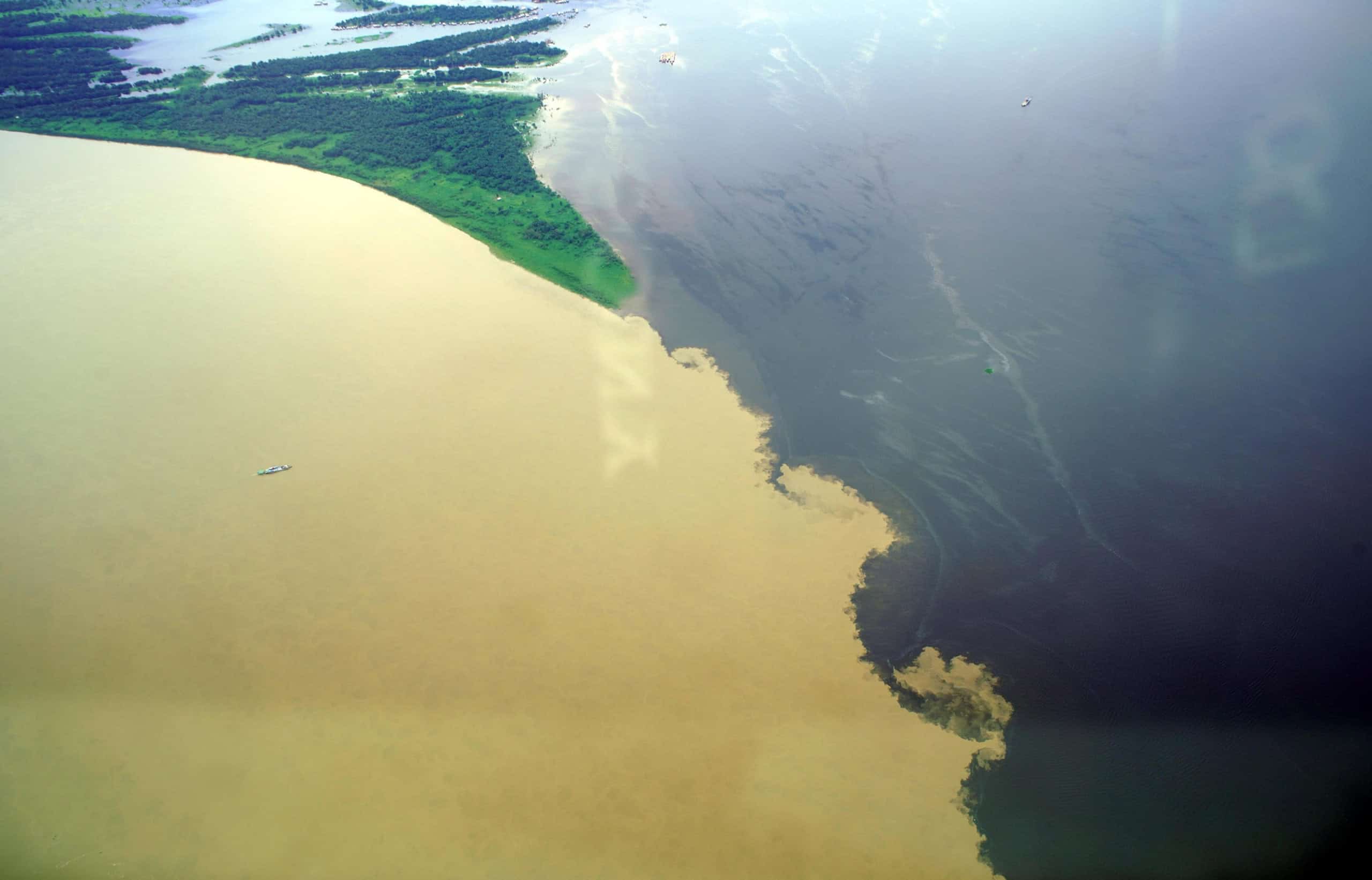 Perto de Manaus, no Amazonas, ocorre o encontro entre o Rio Negro, de águas escuras (quase pretas), e o Rio Amazonas (também conhecido como Solimões), de cor arenosa