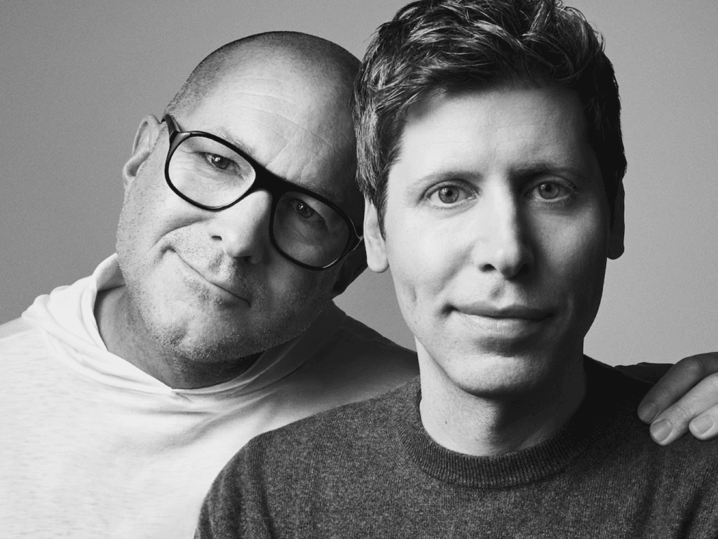 Jon Ive abraçando Sam Altman