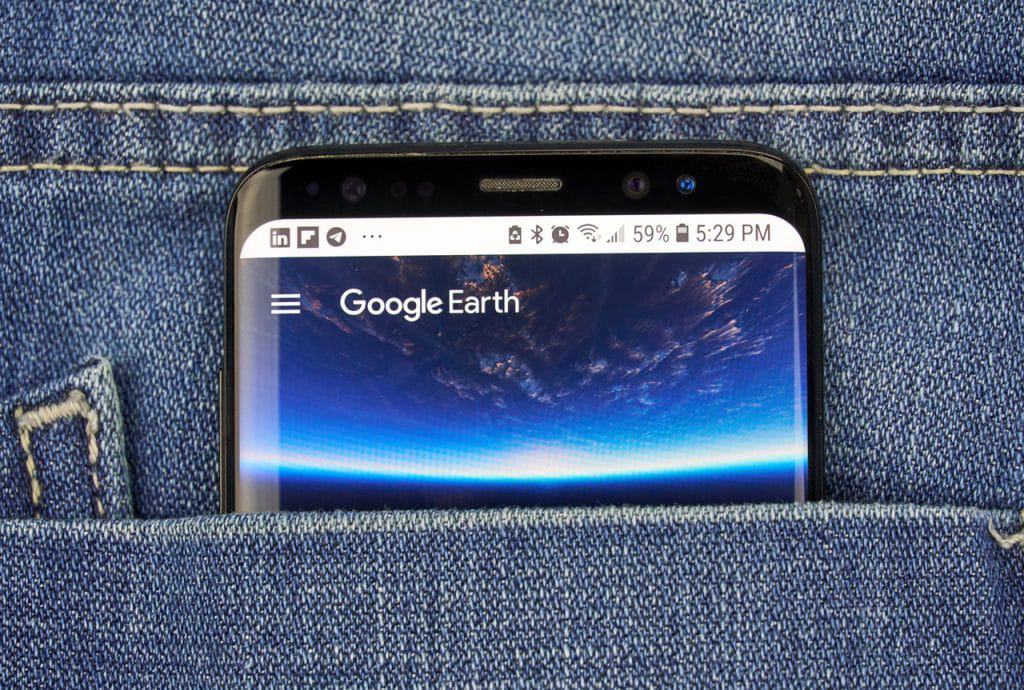 App do Google Earth aberto em smartphone