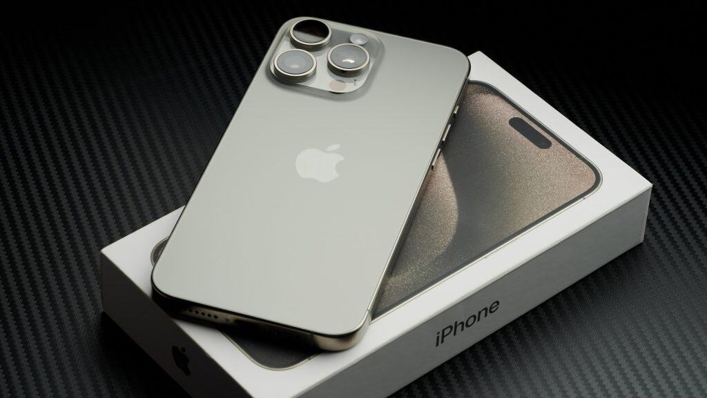 iPhone em cima de sua caixa