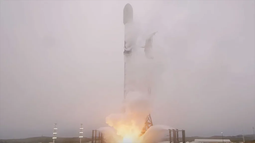 Foguete Falcon 9 prestes a decolar
