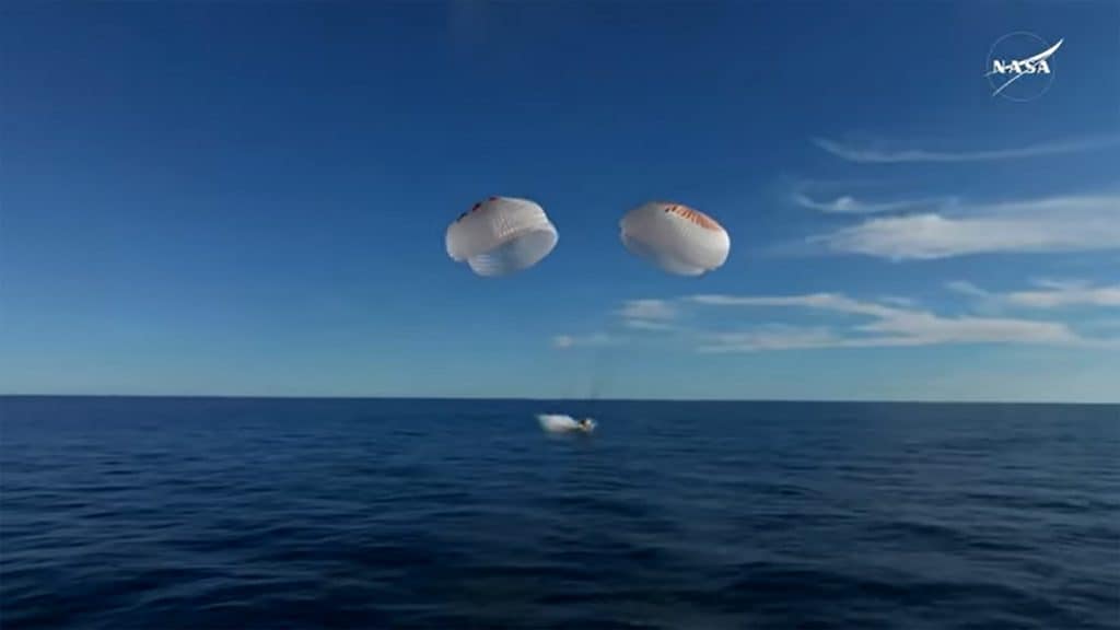 Espaçonave SpaceX Dragon Freedom pousando no mar