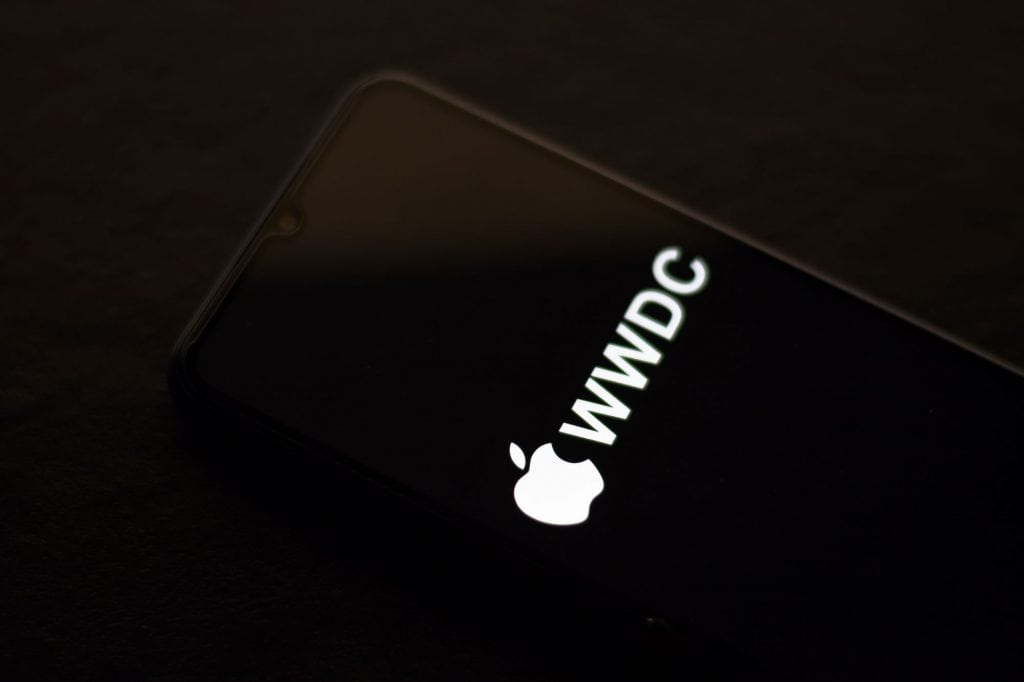 Logo da WWDC em um iPhone