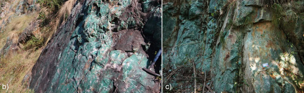 Afloramento de calcedônia verde, rocha usada popularmente pelos hominídeos.