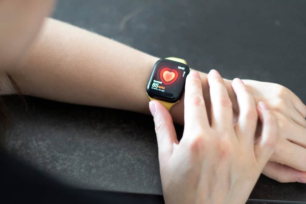 Mulher consulta seu relógio Apple