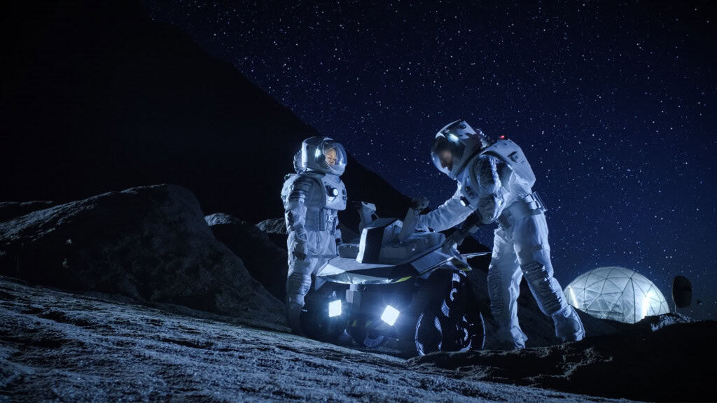 Dupla de astronautas trabalhando em equipamento perto de base na Lua