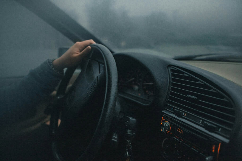 Pessoa dirigindo carro no frio