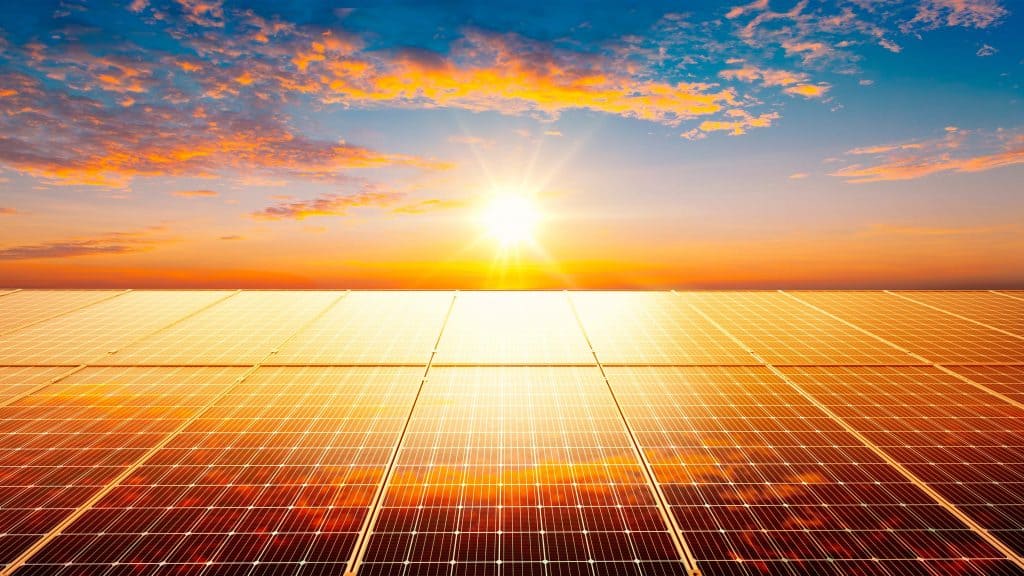 Painéis de energia solar durante pôr-do-sol