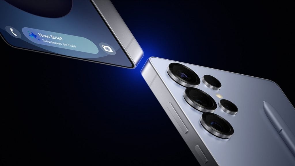 Montagem com modelos do Galaxy S25 Ultra colocado de frente e de trás, num alinhamento diagonal