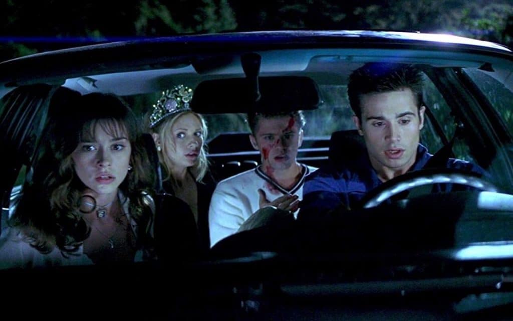 Grupo de amigos assustados dentro de um carro