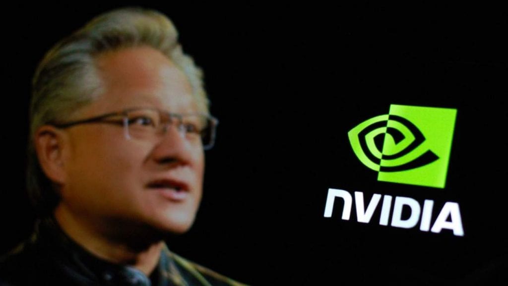 À esquerda, Jensen Huang; à direita, logo da Nvidia, ambos em fundo preto