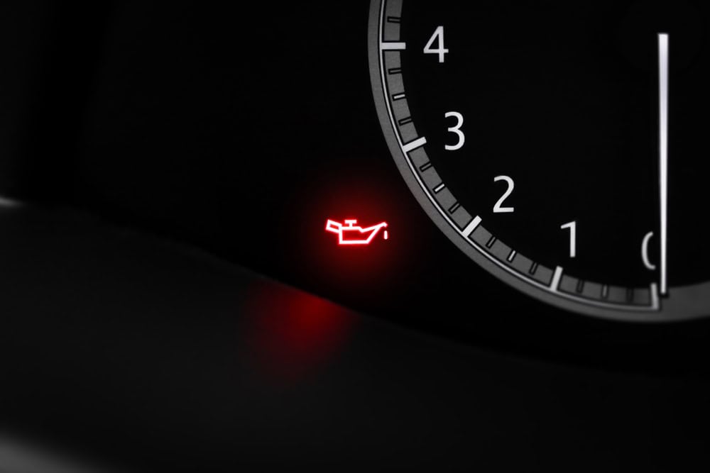 Luz do óleo no painel do carro