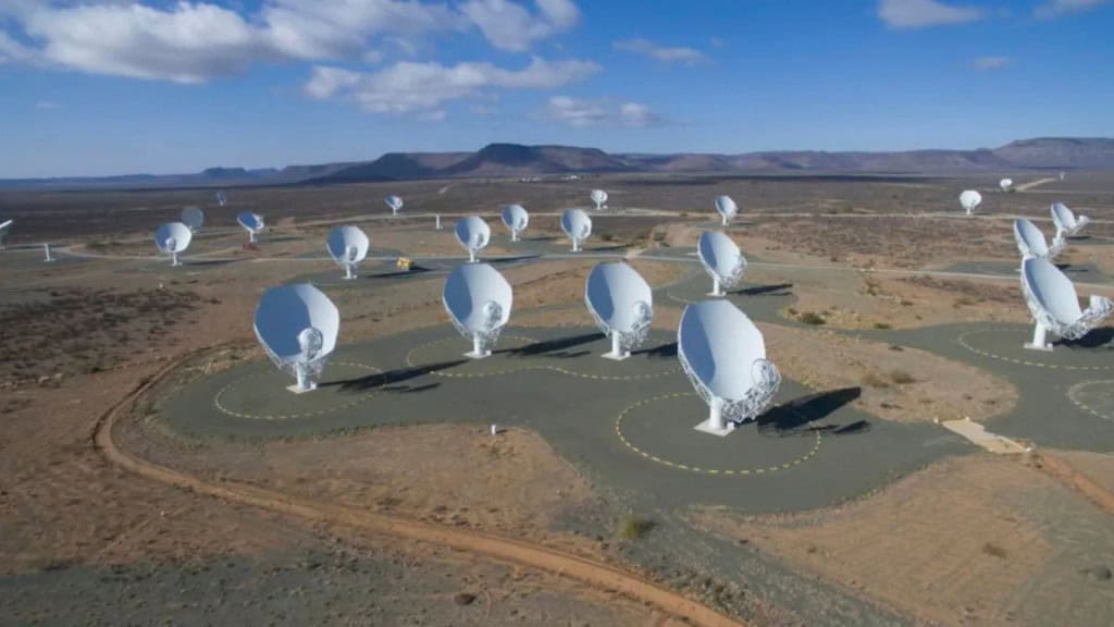 Visão aérea de antenas de radiotelescópio na África do Sul