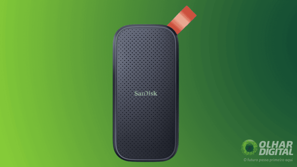 SSD externo SanDisk em fundo verde