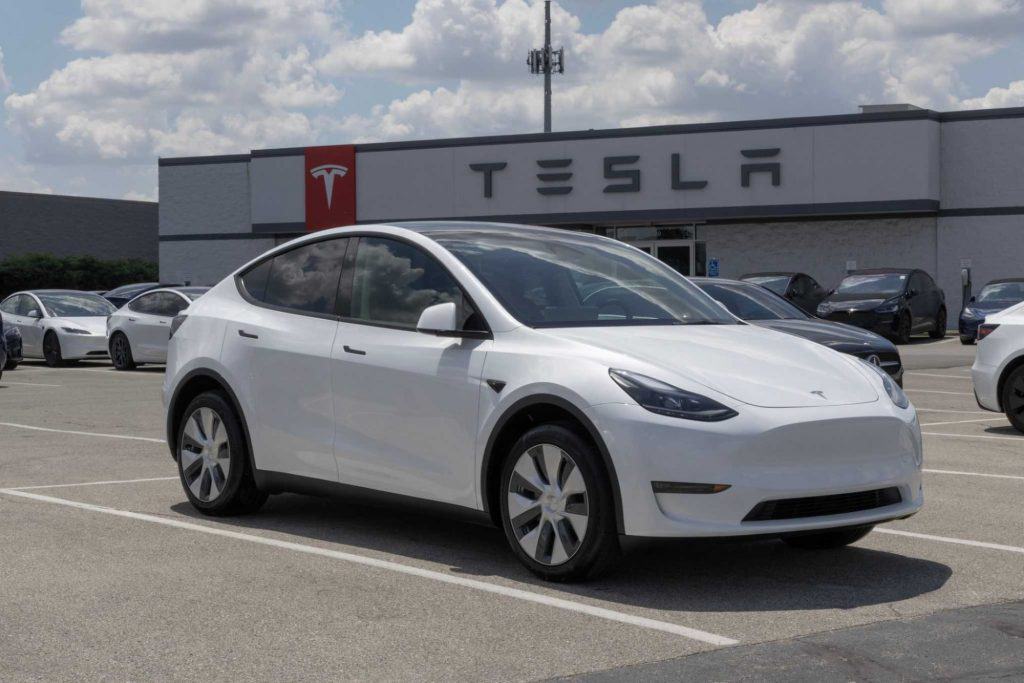 Veículo da Tesla em um pátio da montadora