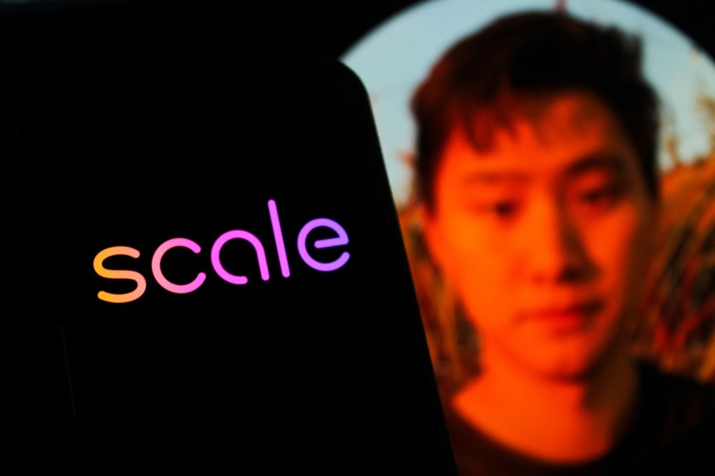 À esquerda, logo da ScaleAI em um smartphone; à direita, uma imagem desfocada de Alexandr Wang