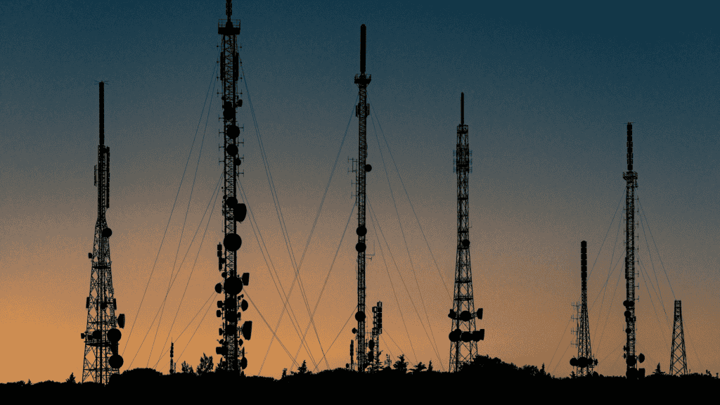 imagem mostra grandes antenas de telecomunicação e um pôr-do-sol ao fundo