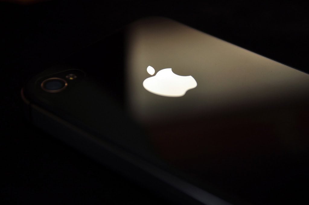 Traseira de um iPhone com o logo da Apple em destaque