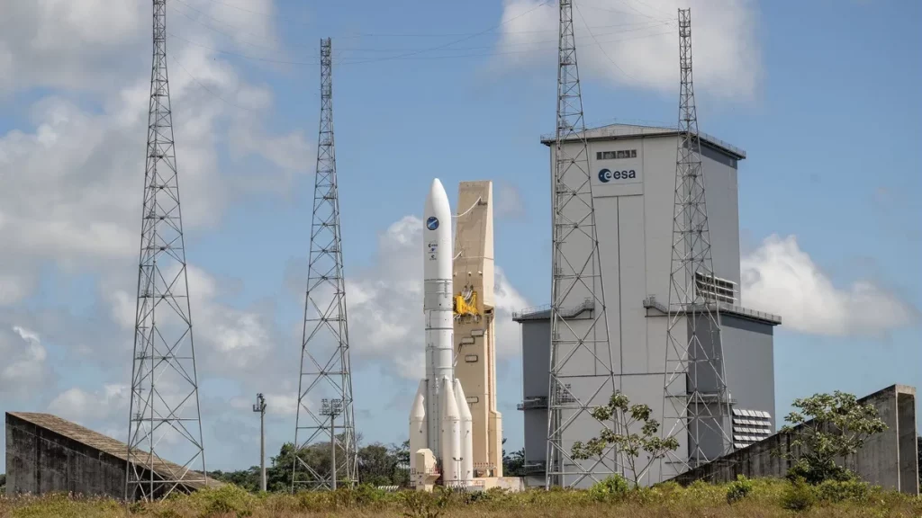 Foguete Ariane 6 da ESA em uma plataforma de lançamento da ESA em Kourou (Guiana Francesa)