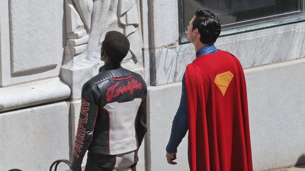 superman e senhor incrível olhando para uma parede