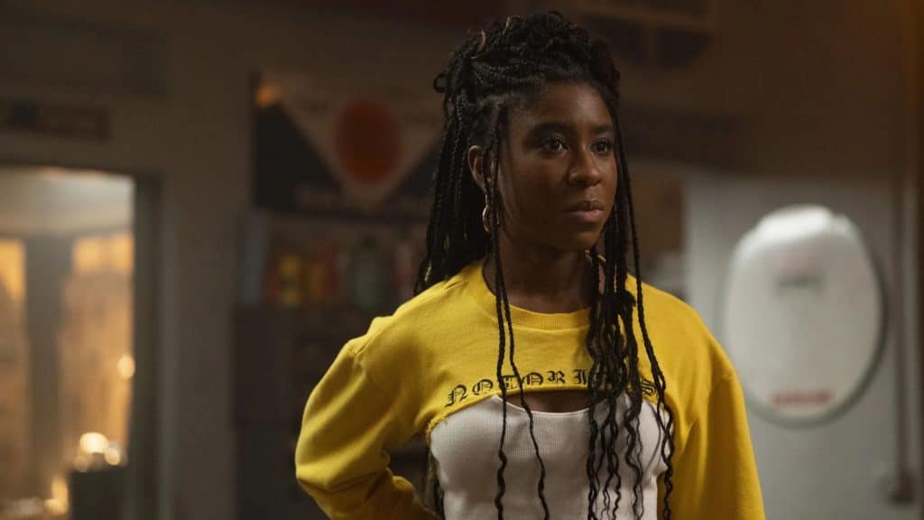 mulher negra com cabelo comprido e camisa amarela