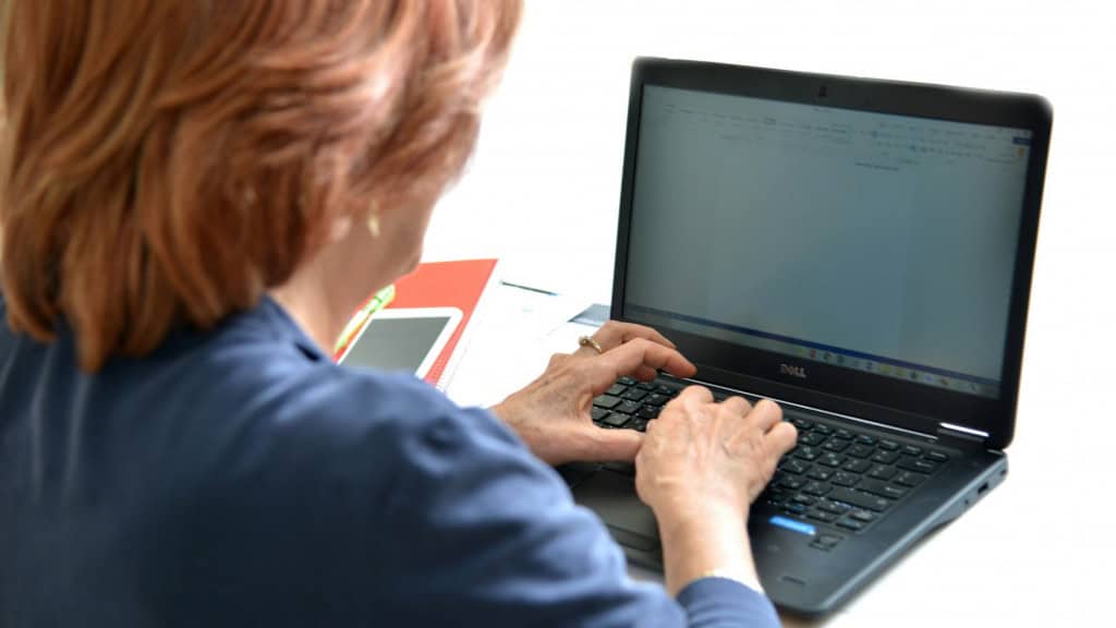 mulher escrevendo no computador