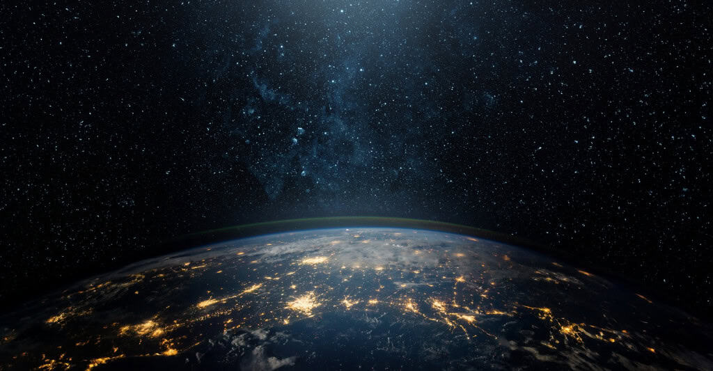 Espaço com parte da Terra abaixo