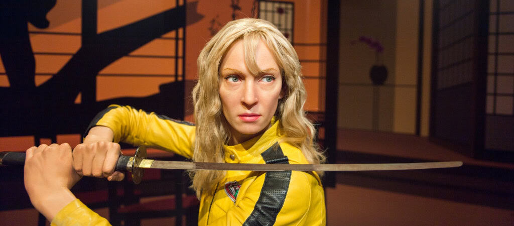 Estátua de cera de Uma Thurman segurando uma espada