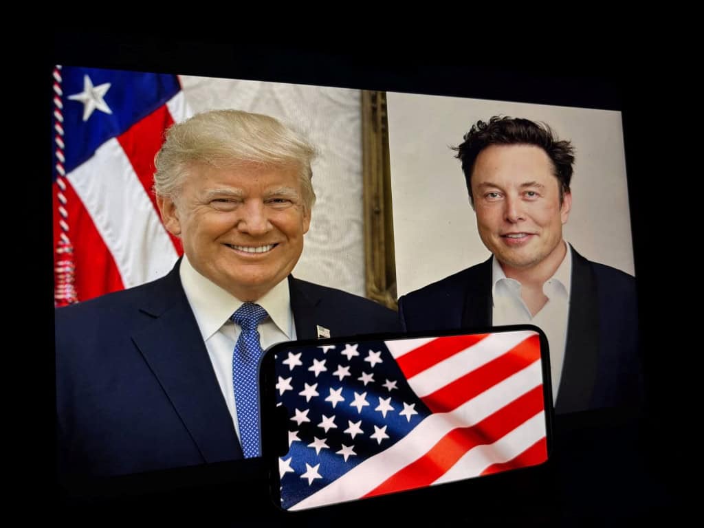 Foto de Elon Musk sorrindo ao lado de Donald Trump
