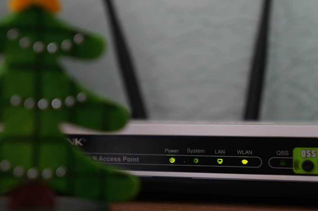 imagem mostra um roteador de internet ligado