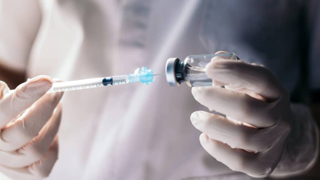 Médico com uma serunga