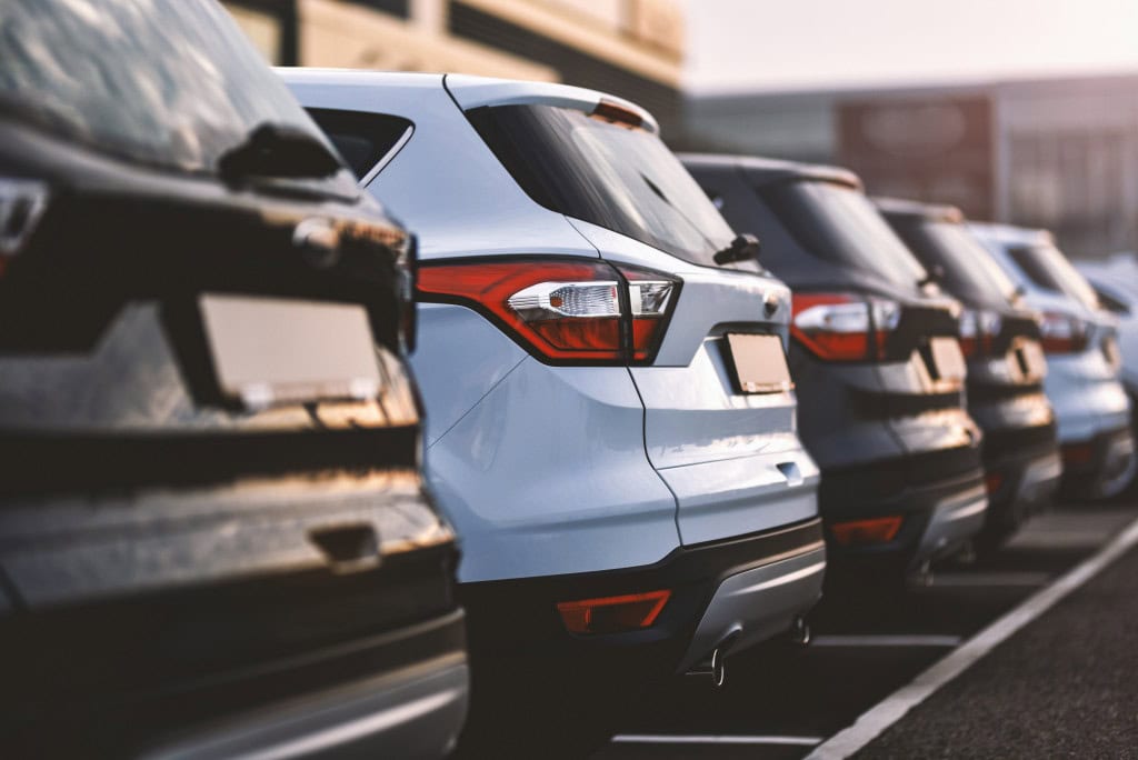 carros suv estacionados em fila