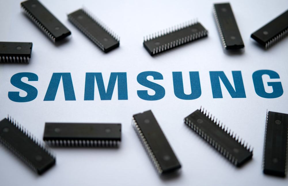 Samsung logo ao lado de chips