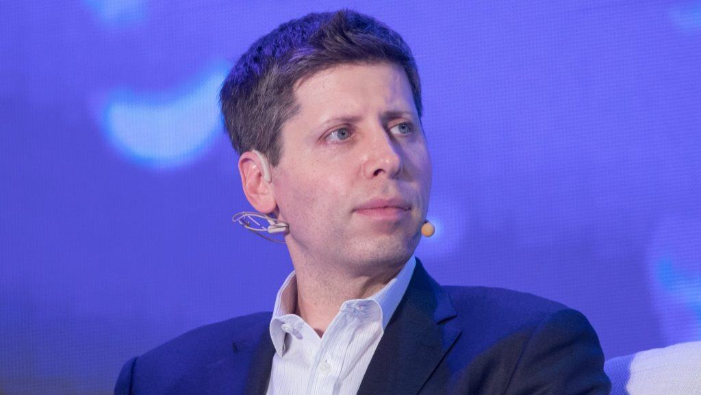 CEO da OpenAI, Sam Altman, olhando para o lado durante evento