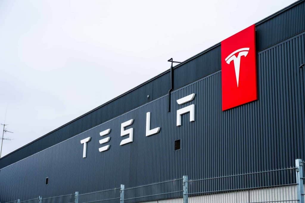 Fachada da Tesla, com o logo da empresa