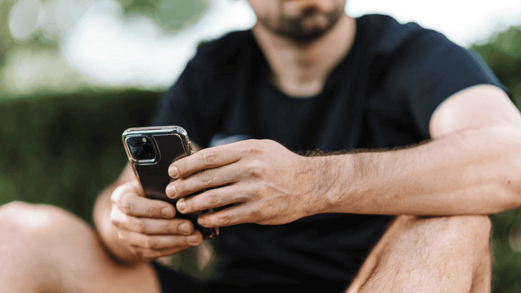 Homem testando configurações no iPhone