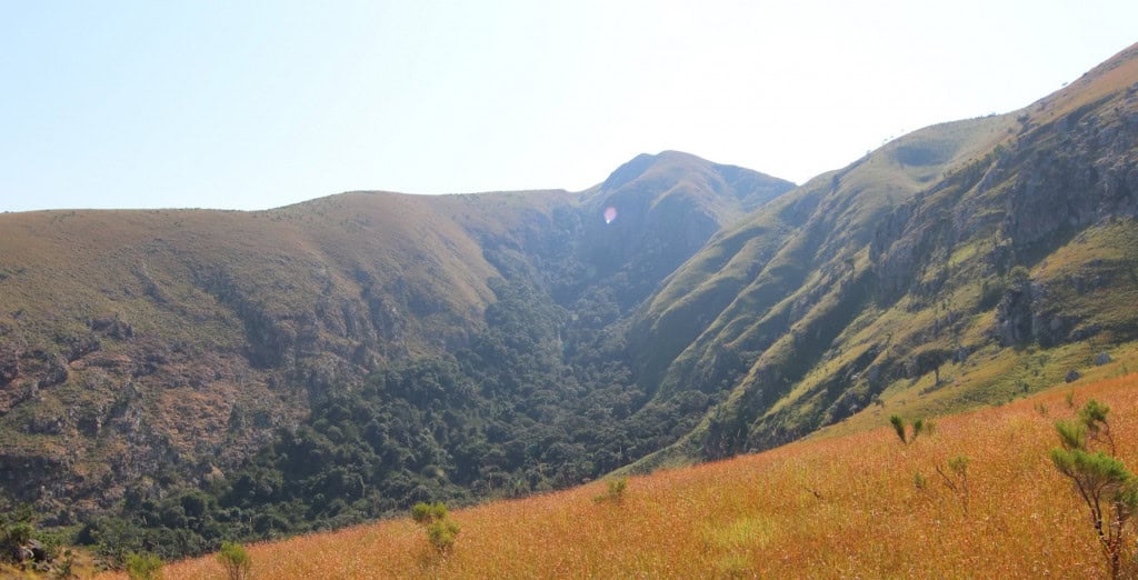 Paisagem do Vale de Mgwayjza, de onde os humanos primitivos retiravam as rochas coloridas, segundo o estudo.
