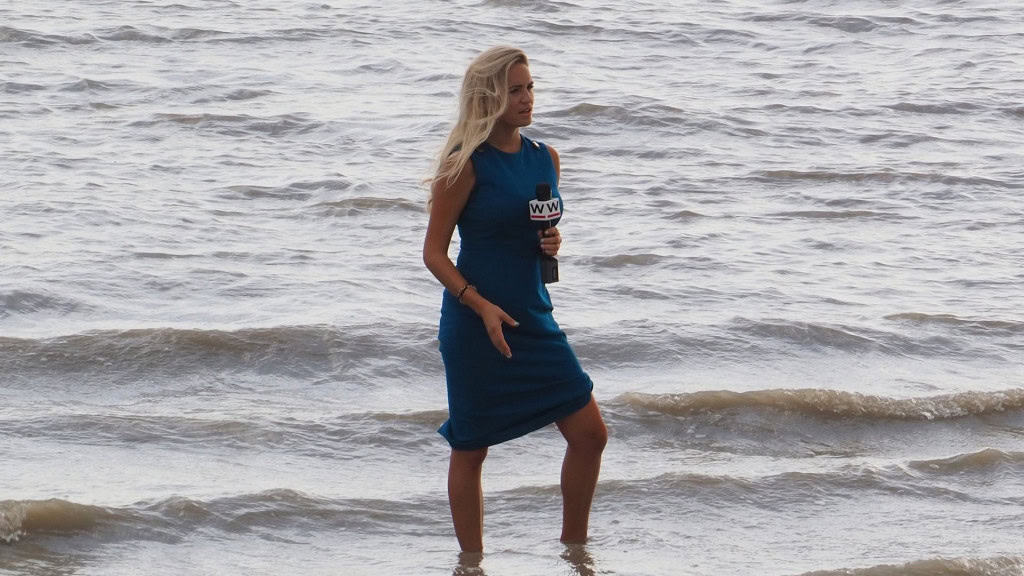 Fort Myers, Flórida / EUA - 15/07/2019: Gina Tomlinson fazendo uma reportagem para o telejornal WINK sobre fasceíte necrosante na água em Fort Myers Beach com seu cinegrafista