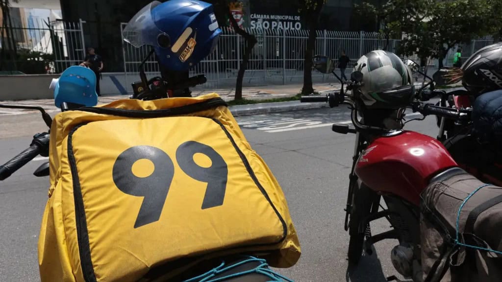 Moto estacionada com mochila da 99 em cima