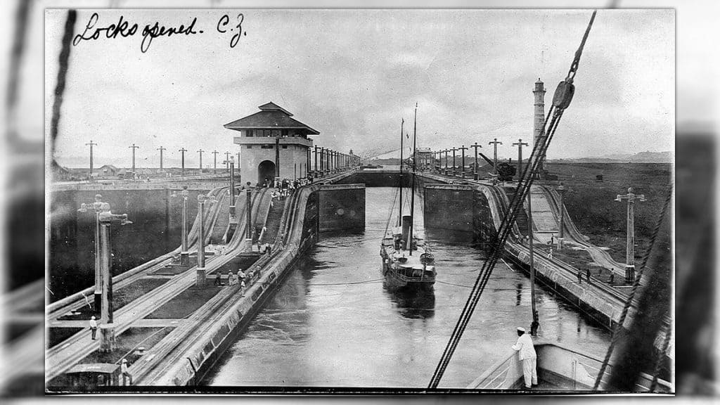 Foto histórica de navios no Canal do Panamá