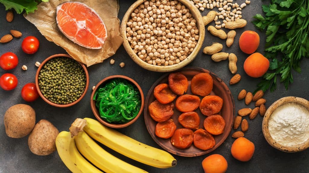Mesa com frutas, legumes e temperos ricos em potássio