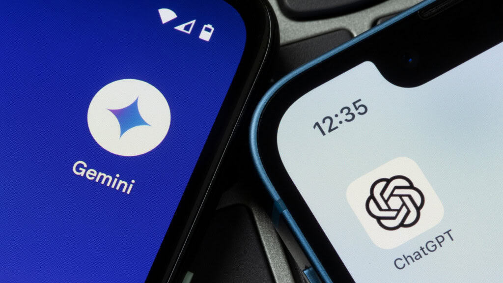 Celulares um do lado do outro; um exibe o ícone do aplicativo do Gemini na sua tela inicial; o outro, o ícone do ChatGPT