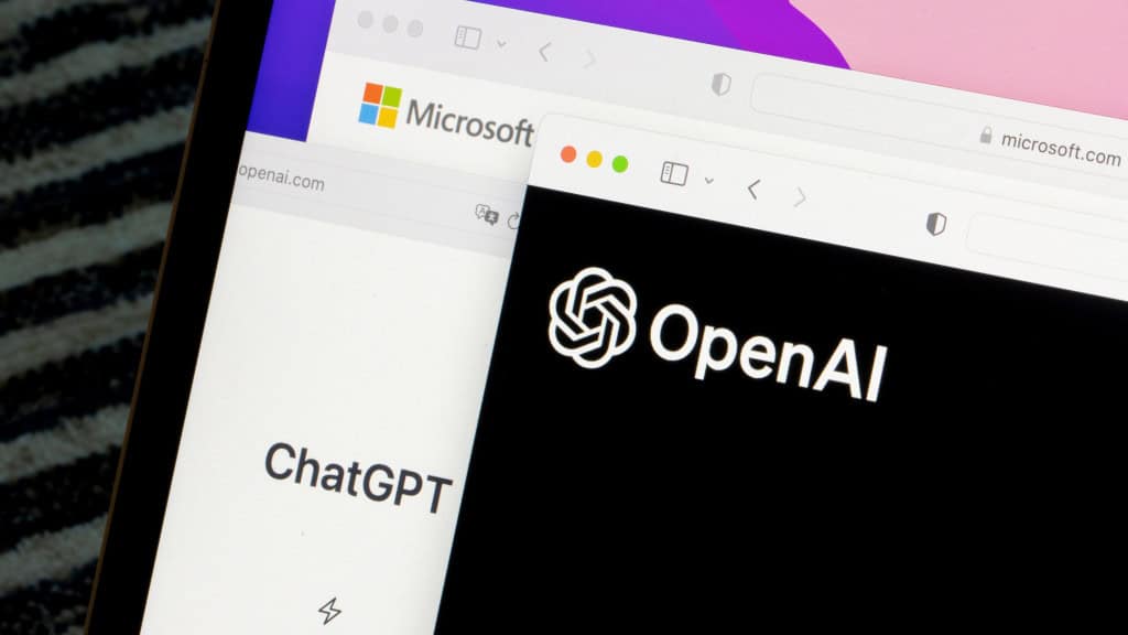 Janelas dos sites da Microsoft e da OpenAI em cima de janela do ChatGPT em Mac