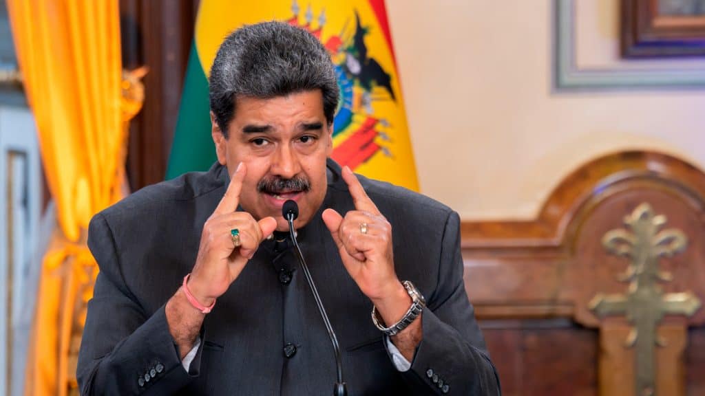 Presidente da Venezuela, Nicolás Maduro, falando em discurso apontando para cima